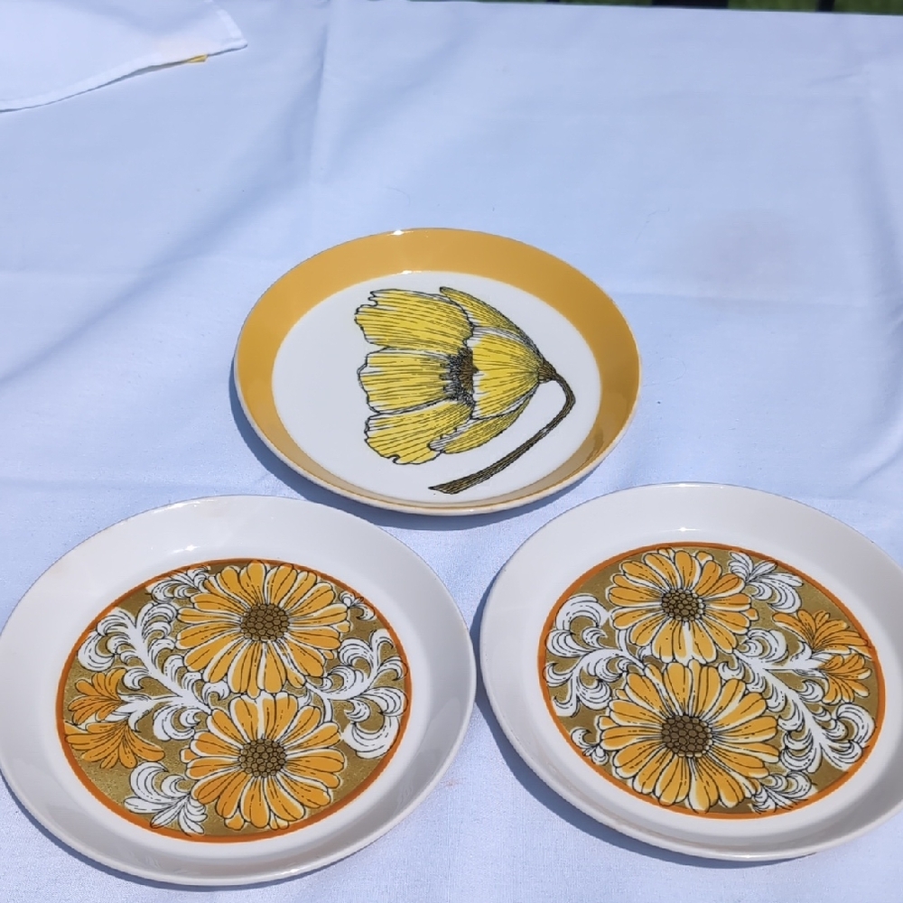 Mikasa Yellow and White Floral Dessert Plates